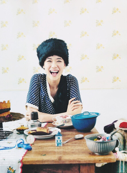 藏蓝波点和毛皮帽的苍井优