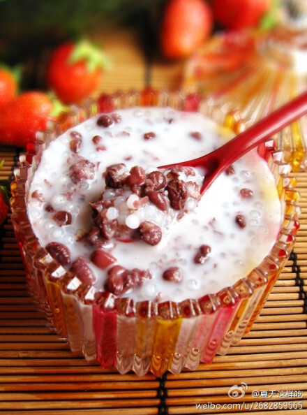 【红豆牛奶西米露】1.红豆下冰糖和少量水,将红豆煮熟,水煮至快干,捞出红豆放凉后放入冰箱冷藏;2.鲜牛奶加糖混合均匀后放入冰箱冷藏;3.西米先用水泡30分钟,下锅内煮至透明色后捞出用冷开水冲洗掉淀粉,放入事先冷藏好的鲜奶中;4.吃时加入事先煮好并冰好的甜红豆即可~