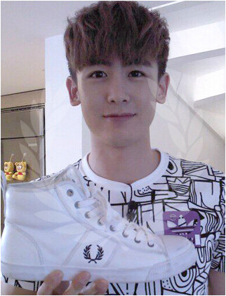 Nichkhun（中泰混血）1988年6月24日出生于美国加利福尼亚州，2006年Nichkhun在美国洛杉矶观看韩流庆祝节目时被韩国JYP公司作人员相中，最后选择JYP成为旗下练习生 经过出道纪录节目《热血男儿》能力测验后 2008年9月于2PM正式出道。温和有礼、长相帅气的Nichkhun被公认的称为“泰国王子”美称。