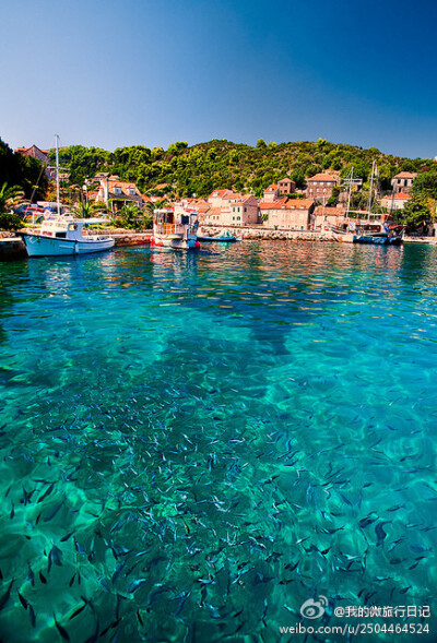美丽的心情绽放在海滨湖蓝的海水中…… Location：希腊，克里特岛海滨村