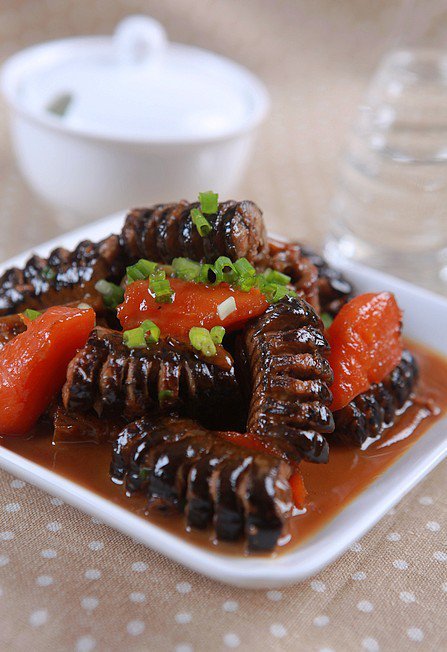 材料 黄鳝 大葱 蒜 盐 胡萝卜 姜 料酒 红烧酱油 作法1.黄鳝请店家代为处理后，锅中放水烧开放入黄鳝氽烫一下捞出洗干净表面黏液，切成4-5CM左右长度的鳝段，用刀在背部均匀的划几刀备用；2.胡萝卜切滚刀块，大葱切段，姜切片，蒜去皮；炒锅中放油烧热后放入姜片及大蒜瓣炒出香味，放入切好的鳝段迅速翻炒，调入1汤匙料酒；3.略微翻炒后，将胡萝卜块和大葱一起放入锅中，加入5汤匙红烧酱油，2汤匙白糖翻炒；4.加入半碗水使水与黄鳝齐平，放入.........