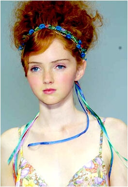 莉莉·高尔（Lily Cole）她如瓷娃娃般光洁圆润的小脸、雪白的肌肤、柔软的红发，使我们感觉到她的古典艺术美，雪纺高腰线帝国裙、洛丽塔风格裙更衬托她的纯真气质。她是一位多才多艺的英國超級名模、演員。