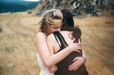 A silent hug means a thousand words to the unhappy heart. 一个无声的拥抱对一颗不快乐的心来说就是千言万语了。