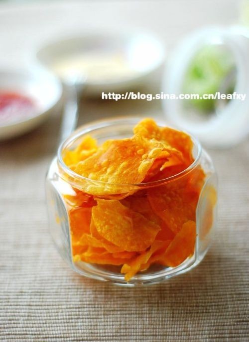 【香脆薯片】 原料：红薯2只、色拉油适量 做法： 1、将红薯去皮，切薄片，用厨房纸拭去水分 2、放入3成热的热油中小火慢炸，直到薯片周边变硬，呈金黄色 3、捞起沥油，冷却密封保存 Tips： 1、红薯片尽量切的很薄很薄，口感更脆 2、一定要小火，火大了则外焦里软 3、尽量蘸食，不要将番茄酱等一些液体状佐料拌薯片吃 4、用土豆炸薯片时，切过薄片的土豆需浸泡一下盐水，拭干后下锅炸 土豆片切好后应在热水中烫一下，速度快，熟了就不好了，再把土豆片晾晒一至两天，省去了厨房纸的步骤，然后小火慢炸，土豆片会相当的脆哦