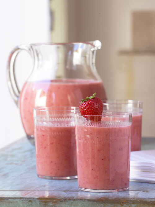 自制草莓奶昔 材料： 冷冻草莓100克，酸奶100毫升，香草或草莓冰激淋1球。 做法： 1.把冷冻草莓切小块，和牛奶、冰激凌一起放入搅拌机中搅拌30秒。 2.装杯，放入草莓果粒搅拌即可。 如果没有冷冻草莓，使用新鲜的草莓更好，要增加一些碎冰才能保持冷度。、