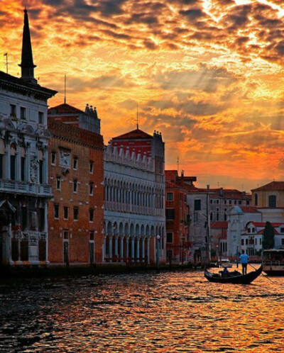 落日时分的水城威尼斯——飘荡在水上的浮华梦。你计划何时到达？