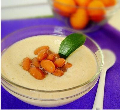 自制蜜豆酸奶昔 材料： 香蕉、苹果、无糖酸奶、蜜红豆。 做法： 1、一根香蕉、半个苹果切成小块。 2、和一包无糖酸奶放进搅拌机里。
<br />3、打10秒左右，就成了。
<br />4、放上蜜红豆，就是一杯很有营养的奶昔…