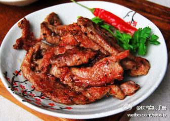 owl【好煮意】【香煎梅花肉】好香的样子，而且步骤超级简单哎~1、梅花肉切片；2、用料酒、盐、味精、辣椒粉、孜然、孜然粉抓匀，腌制半小时以上；3、热锅下冷油，油烧热后，下入腌好的肉片，中火煎至；4、底面再次变色后，出锅。