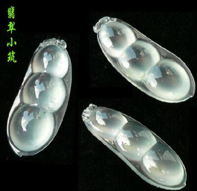 产品名称：玻璃种翡翠四季豆 尺寸：长：47mm，宽：19mm，厚：9.4mm 原料产地：缅甸 种色：玻璃种 放大检测：纤维交织-粒壮结构，无充填现象