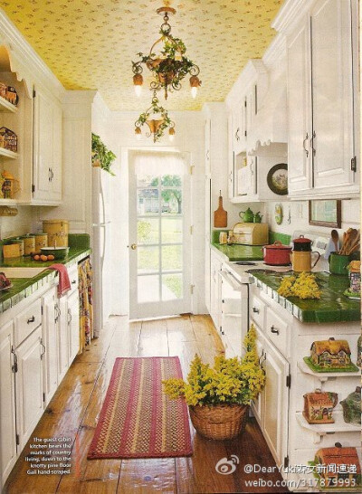 绿色桌面，各种植物，碎花天花板，还有有趣的小房子装饰，待在这样的厨房，好像在森林里掌厨一般！