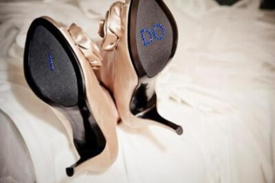 鞋底写有I do 的婚鞋~