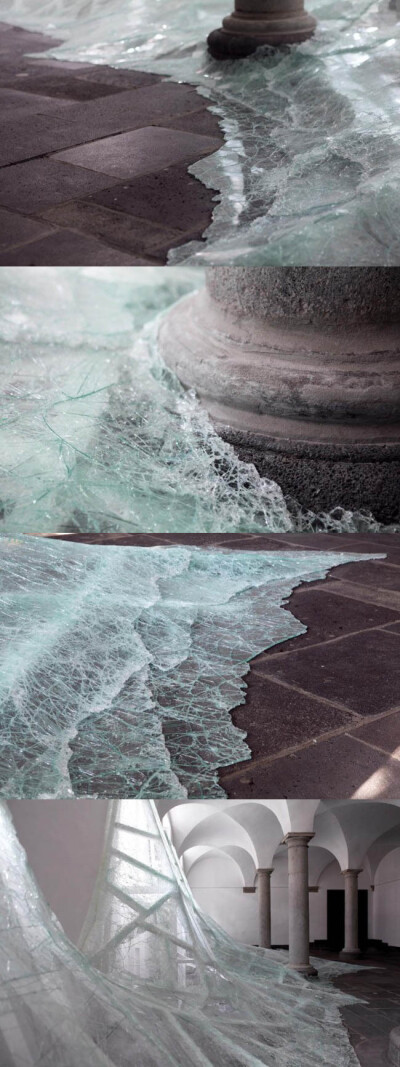 【玻璃幕墙艺术作品】泰坦尼克号中海水涌入船身的那个画面至今让人难以释怀，而德国艺术家Baptiste Debombourg的这一室内艺术作品则让我们再一次领略了水潮冰冻的奇妙景象。这些用碎玻璃制成的室内艺术，无不让前来…
