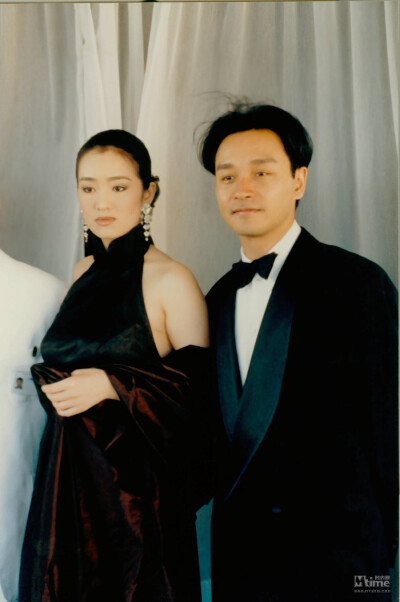1996年，巩俐和张国荣随电影《风月》再度来到戛纳亮相，这段期间的巩俐通常穿的都是中式礼服或改良旗袍。