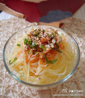 【DIY凉拌土豆丝】1.土豆去皮洗净刨成丝，蒜、姜剁成泥，葱、香菜切末待用；2.锅下水烧开，把土豆放入焯水(不要煮太久了，太久就不脆了)，迅速过冷河，沥干水份；3.调入蒜姜泥、葱、香菜末、辣椒油、花椒油、芝麻油、酱油、陈醋、少量盐和鸡精，拌匀即可~