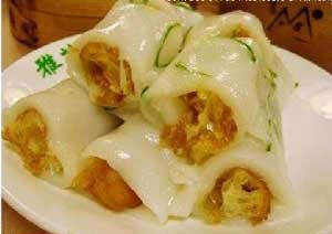 英德卷卷筒糍又称为“炸两”概览卷筒糍又称为“炸两”，是英德一种常见的早点。是用薄薄的河粉将新鲜炸出来的油条裹在一起，蘸着各种调味料食用的，外嫩内爽，颇具风味。  卷筒糍是英德人喜欢的早餐品种，它是用一块方形沙河粉，上面涂以芥辣、麻油，在加入爆香的葱花，然后放上一条鲜炸油条卷起来，蘸点酱油即可食用，香辣爽口， 别具风味。  首先是炸油条，比平时所见的油条较短，约二十厘米长。然后是蒸肠粉。肠粉蒸好后，对称切开成两个长方形，宽度约为二十厘米，将油条放在切开的一边肠粉中，用肠粉包卷油条。最后用刀切成约两厘米为一在裹油条时放些酸辣酱、芝麻酱油、黄芥茉，最后再撒上一层炸葱，滑滑的河粉，配上吸住了各种调味料