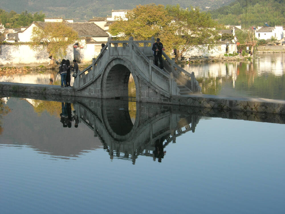 宏村 画桥 你站在桥上看风景，看风景人在楼上看你。明月装饰了你的窗子，你装饰了别人的梦。