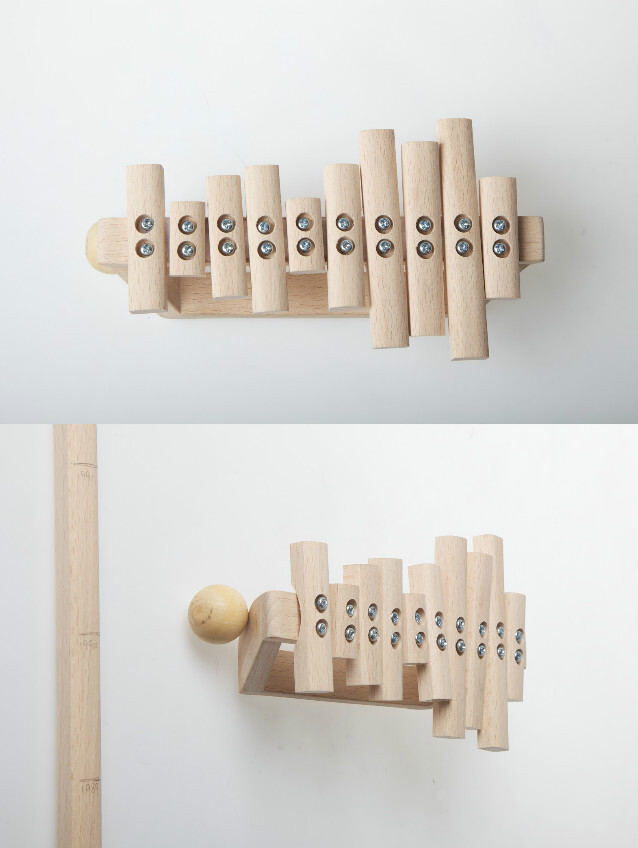 Weiche Wu设计了一款升高记录仪，用来记录孩子的身高变化。记录仪主体是一根挂在墙上的木棍，第一次使用时使用者的头部和棍子底部对齐，每年在棍子上面做一个记号，记录下自己的身高。当使用者（孩子）长大以后，棍子上面会留下很多刻度，然后就可以根据这些刻度把木棍结成很多段，变成木琴上的音阶。音阶按年头排序，每个音阶代表不同的年龄段。用木琴上的木槌从第一段开始，一直滑到最后一段，演奏出的声音正好演绎着孩子身高的变化过程。由于每个孩子的身高变化头不一样，他们的身高故事也是独一无二的。 我们还曾介绍过Weiche的体重记录仪。