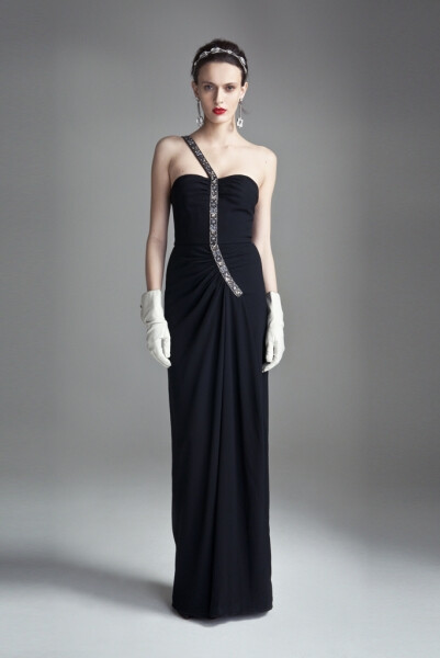 Temperley London 2012早秋系列女装的灵感来源于19世纪著名的英国画家Dante Gabriel Rossetti和19世纪的美学运动。织锦绸缎和亮片的礼服配上了艺术风格的宽腰带、皮手套等小配饰的点缀无处不彰显着高贵优雅的特质，…