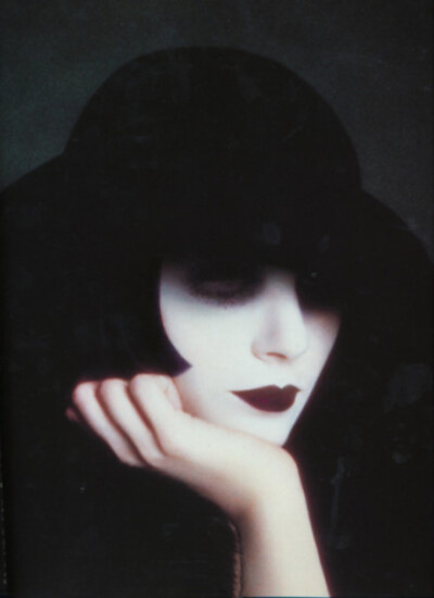 Darkness by Serge Lutens 1972，吸血鬼版的范小姐