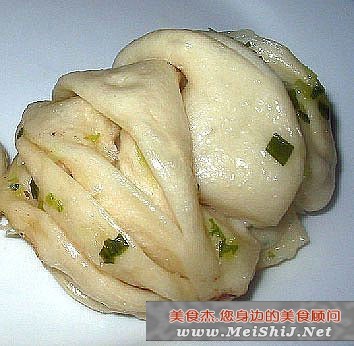 花卷的制作材料：主料：面粉，油，葱花