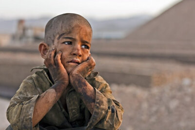 一个灰头土脸的孩子用虔诚的眼神期待着，今天属于他自己的日落。也许他是童工、也许他是刚与伙伴玩耍归来，真相其实也没那么重要了。无论未来如何曲折？我们都要虔诚的展望属于自己的阳光。摄影师：Mohammad reza Mo…