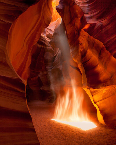 【摄影】在峡谷顶光的照耀下，扬起的黄沙被衬托出火焰般的夺目。来自摄影师：Richard Bernabe