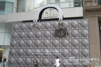 纽约某家Dior 店门口的巨大手提包~