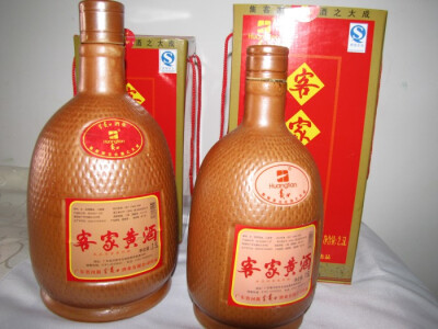 本酒采用黑豆与麦子烧酿出的纯酿酒！所以酒颜色较黑但去湿，温补效果好！酿出来的酒甜而醇!！ 客家酿酒又称“滗酒”或“扒酒”，客家人习惯叫扒酒。是把糯米放入蒸笼蒸成饭加入酒饼、红曲、米酒发泡一个多月的时间…