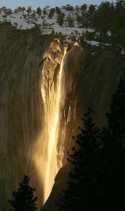 Horsetail Falls in Yosemite 每年只有二月份的几天，当太阳与瀑布达到一定的角度是就会出现这种奇观 犹如瀑布着火一般！