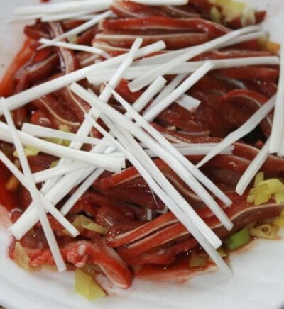 材料 猪耳 500克 酱油 8克 鸡精 3克 姜 3克 大葱 150克 葱白 15克 香油 5克 作法 1.将猪耳去毛刮洗干净，焯水后再次洗净，放入烧开的卤汤内，撇去浮沫，投入葱段、姜片，移至微火上煮熟； 2.端锅离火，待汤锅…