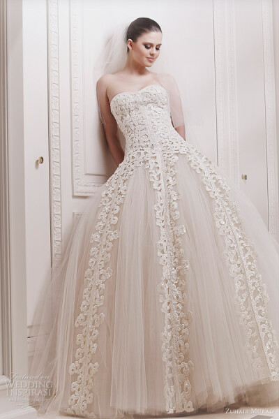  Zuhair Murad 2012 bridal collection，精致的蕾丝像是叠起的云雾，打动所有姑娘的心