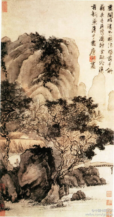 明 唐寅《虚阁晚凉图》--- 此图远处山峦起伏，泉流折叠于茂林烟雾间。近处浓荫茂盛，深掩茅屋草堂。旁有溪桥流水，意境清幽。盛暑时节，两三老人，在此消暑谈心，乐以忘忧。此幅皴法学刘松年李唐，山石轮廓线转折处…