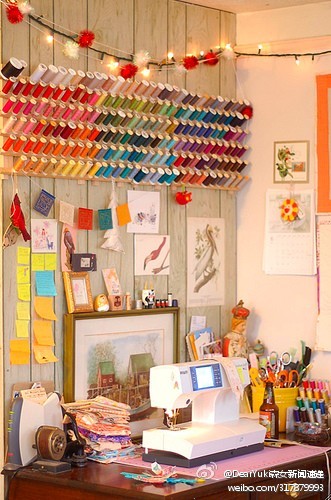 这一定是个爱刺绣的女生的工作台！颜色异常多类的棉线被放置在工作台上方，既节省空间，用时候方便拿放，而且彩色的棉线也构成了彩虹般的装饰，真是一举三得啊~