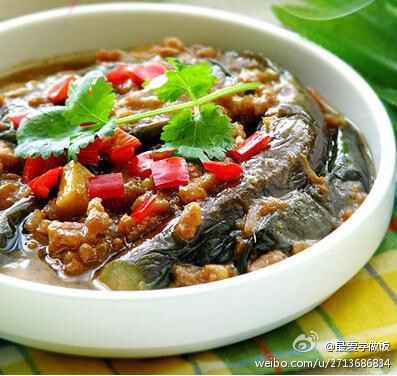 一品茄子】茄子洗净，从茎头下3厘米处竖着切四刀；热油锅，放入切好的茄子炸熟；热油锅，放肉末、生姜、葱、茄子煸炒，放入耗油、蒸鱼豉油、鸡精、少许盐翻炒；先将茄子捞出摆好，再捞出肉末淋上茄子表面，撒上香葱…