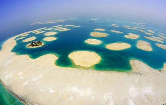 阿联酋迪拜的“世界群岛”(The World Islands) 你想在一天之内征服地球吗？建议你感受一下“世界群岛”的魅力。这个位于迪拜附近海域的人工岛国称得上地理奇迹，总共有300个人工岛，是依照世界各大洲的形状建造的。每个岛屿间的海距至少也有164英尺。有意到此购置房产的人可要勒紧裤腰带了，人工岛国的每座房产预计最小也要685万美元。