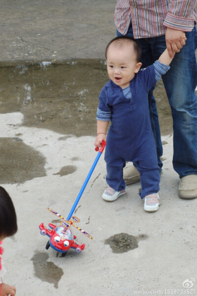 2011.9 小猫喵喵：一日带子涵去商场玩，一家店铺门口摆放着石膏做的小猫，形象非常逼真，子涵看了非常开心，拉着妈妈径直走上前去，笑嘻嘻的看着猫猫，还“喵喵”的学猫叫，呵呵，小家伙真是鬼，偷偷学会了猫叫。