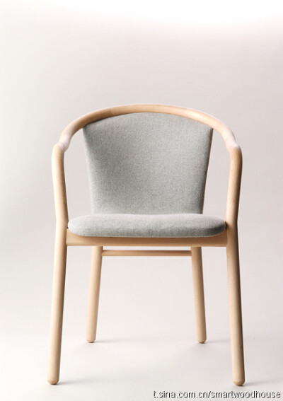 当代设计师中设计椅子最棒的我觉得是深泽直人naoto-fukasawa，他的所有椅子我都喜欢。