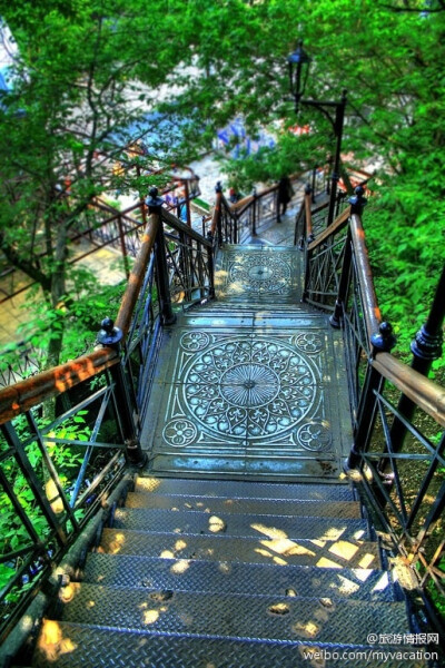 巴黎蒙马特楼梯，舍不得走下去，生怕错过脚下的风景！