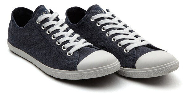 细长的鞋款搭配水洗粗帆布面料，质感极强。价格：379 上市时间：2012-4-1