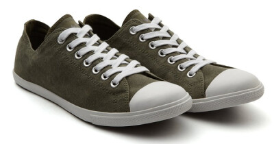 细长的鞋款搭配水洗粗帆布面料，质感极强。价格：379 上市时间：2012-4-1