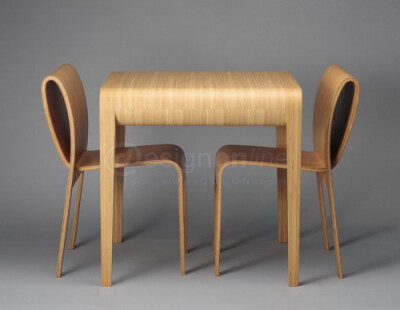 桌椅 "竹之洁净和正直可靠的形象素来为日本人欣赏，它能满足各种实际应用，却很少被用在家具。这套餐桌椅纯粹以竹为原材料，采用特殊的制造技术，以保持竹子弯曲后的形状。椅子的靠背参照日本传统的和服腰带，展现优…