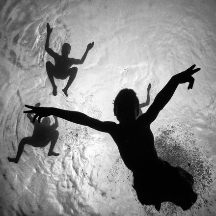 人的一生，如果真的有什么事情叫作无愧无悔的话，在我看来，就是你的童年有游戏的欢乐，你的青春有漂泊的经历，你的老年有难忘的回忆。——《年轻时应该去远方》