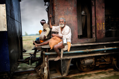 看到此图的第一眼我没想到这位老人是坐在火车上的、 尼泊尔、火车上风景也那样的唯美！