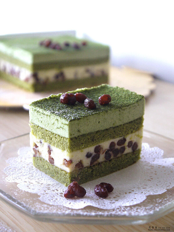 蛋糕体的制作：鸡蛋3个（180克） 砂糖90克 低筋面粉80克 黄油30克 抹茶粉3小勺 牛奶10克 1.黄油、抹茶粉、牛奶隔水化成酱状，温度保持在25°左右。2.全蛋加砂糖隔水加热至体温。以中速打发至颜色转浅白。（提起蛋液可写8字并在几秒内消失）。3.分两次筛入低筋面粉，每次都用刮刀翻版均匀（从底部向上拌）。4.取1/5面糊放入步奏1制作的抹茶酱内，用刮刀翻版均匀。5.将混合物再倒入剩余的面粉糊内翻拌均匀。6.翻拌均匀的面糊分两份，将1/2的面糊倒入模具内，烤箱预热210°，中层烤10分钟。立即取出倒入剩下的面糊再烤10分钟。7.烤完后用慕斯圈按压出蛋