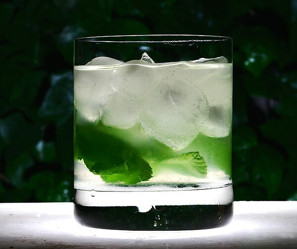 MOJITO 【材料】：哈瓦那俱乐部40毫升、柠檬汁60毫升、糖浆20毫升、新鲜薄荷叶适量、苏打水适量、柠檬角1个、方糖1块 【制法】：先把薄荷叶、柠檬角、方糖用碾压棒弄碎，加碎冰 ，再把HAVANA CLUB和柠檬汁 糖浆和苏…