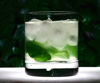 MOJITO 【材料】：哈瓦那俱乐部40毫升、柠檬汁60毫升、糖浆20毫升、新鲜薄荷叶适量、苏打水适量、柠檬角1个、方糖1块 【制法】：先把薄荷叶、柠檬角、方糖用碾压棒弄碎，加碎冰 ，再把HAVANA CLUB和柠檬汁 糖浆和苏…