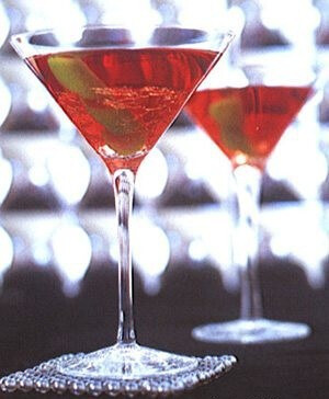 情人马提尼Valentine Martini 【材料】：覆盆子伏特加2份、覆盆子果6颗、青柠汁0.5份、糖浆1毫升、青柠旋花1朵 【制法】：将全部配料放入摇酒器中，加入一些冰块摇匀，两次过滤后倒入冰镇马提尼杯，两颗覆盆子用搅棒…