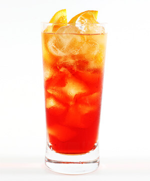 金巴利苏打Campari & Soda 【材料】金巴利45毫升，苏打水补足剩余，柠檬片1片 【制法】：①将金巴利倒入坦布勒杯或苏打杯中；②加入冰块，用苏打水注满，最后用柠檬片装饰。