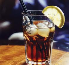 自由古巴（二）Cuba Libre【材料】：白色朗姆酒60毫升、可乐适量，楔形莱姆切片【制法】：将朗姆酒、可乐倒入装有冰块的冷却高杯中。搅拌均匀后，再以莱姆片装饰。