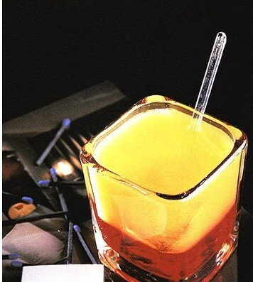 野莓螺丝刀Sloe Screw Cocktail【材料】野莓金酒60毫升、生鲜柳橙汁【制法】先将野莓金酒和莱姆汁倒入装有冰块的冷却高球杯，再加入柳橙汁，予以搅拌均匀。